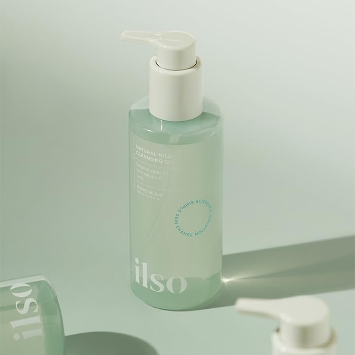 ilso Natural Mild Cleansing Oil texture on hand highlights a luxurious, gentle cleanse