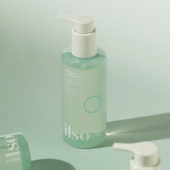 ilso Natural Mild Cleansing Oil texture on hand highlights a luxurious, gentle cleanse
