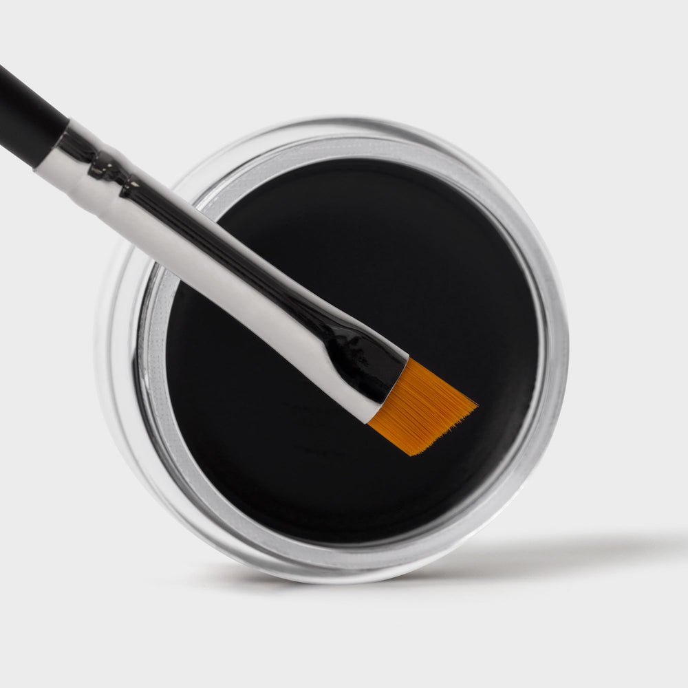 Inglot AMC Eyeliner Gel provides high pigment for bold color.