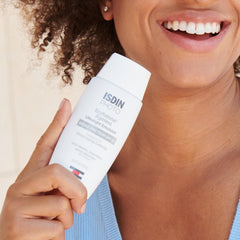 ISDIN Eryfotona Ageless tinted mineral sunscreen cap close-up for easy application