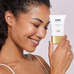 ISDIN Glicoisdin 25 Intense face application close-up showing exfoliating gel.