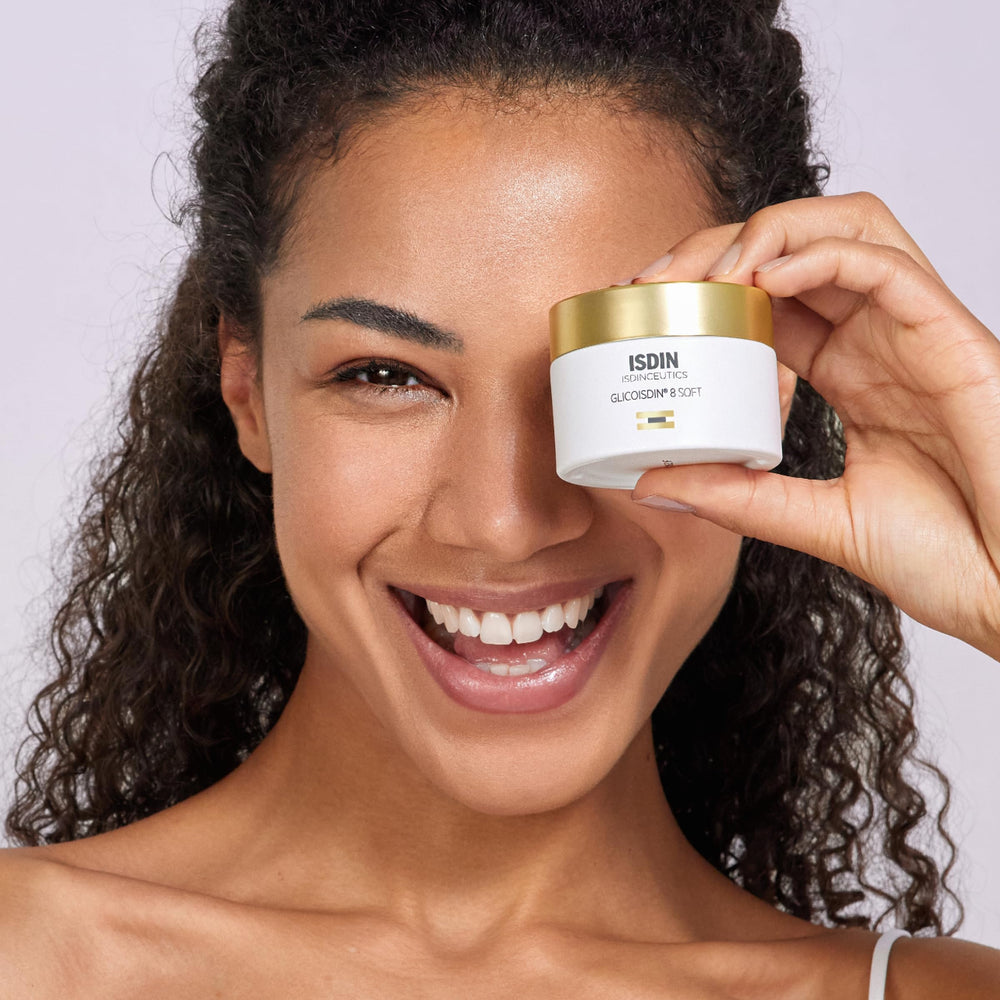 ISDIN Glicoisdin8 Soft cream texture swatch showing gentle exfoliation on skin