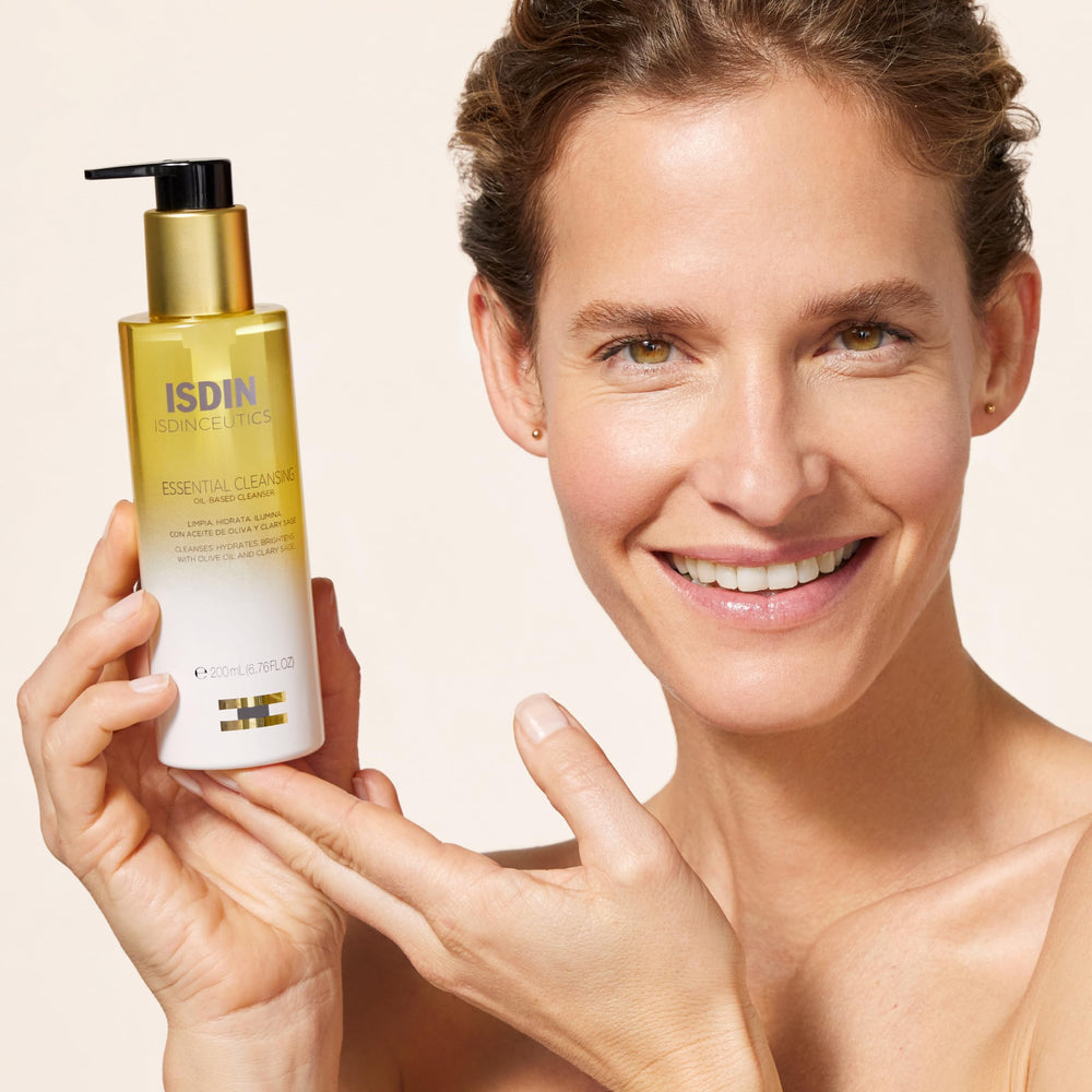 Isdinceutics Essential Cleansing Oil pump ensures easy daily cleansing.