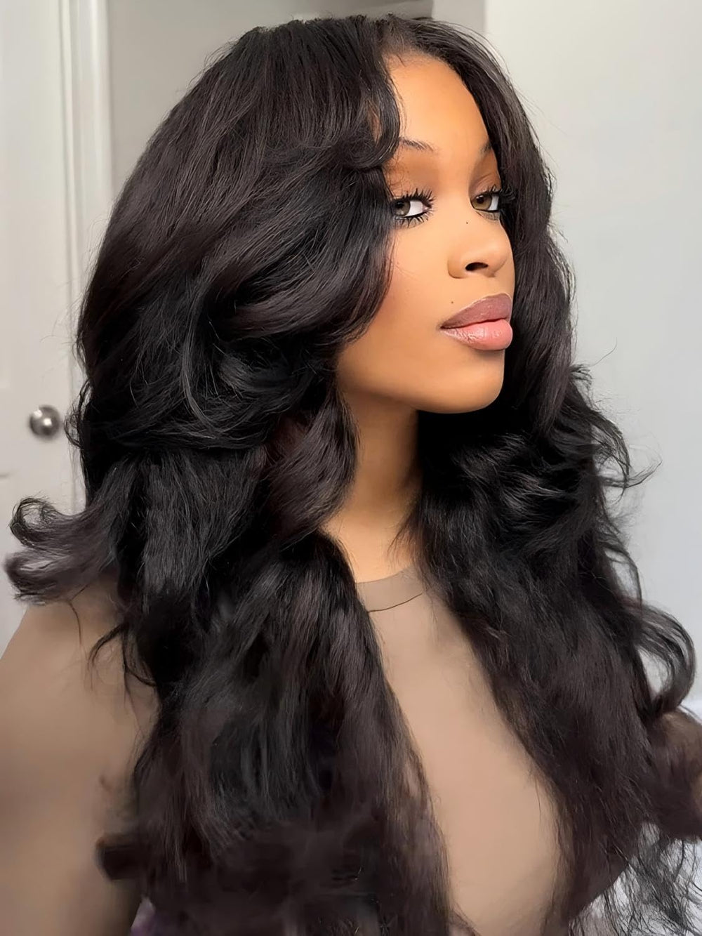 ISEE kinky-straight texture moves naturally for a realistic look.