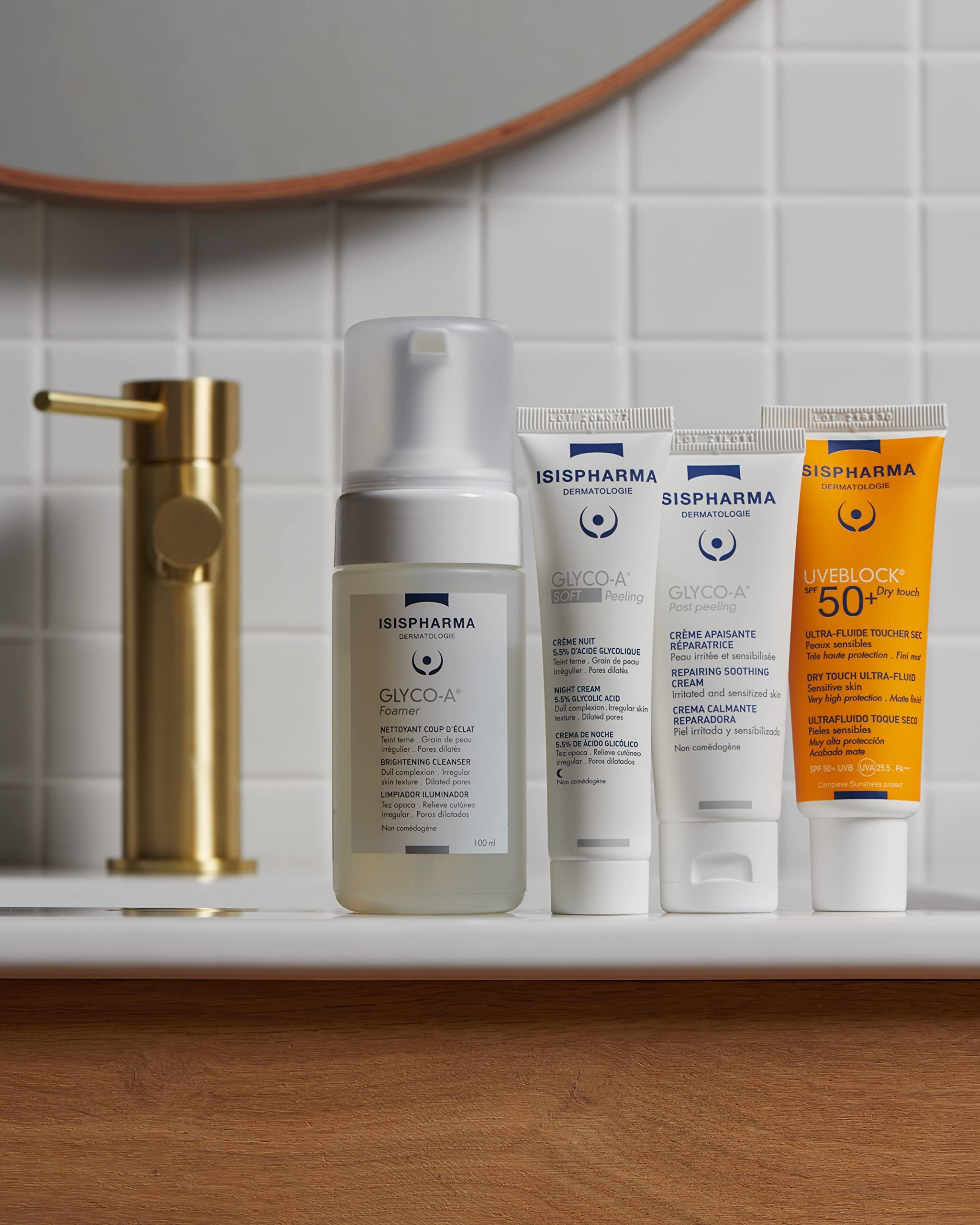 Ingredients highlight glycolic acid as the active exfoliant for renewal.