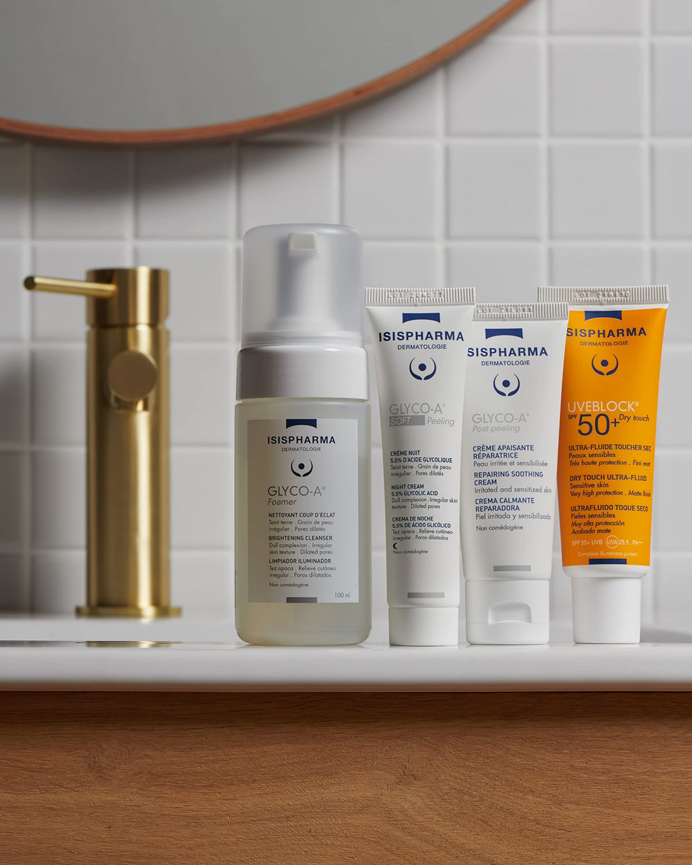 Ingredients highlight glycolic acid as the active exfoliant for renewal.