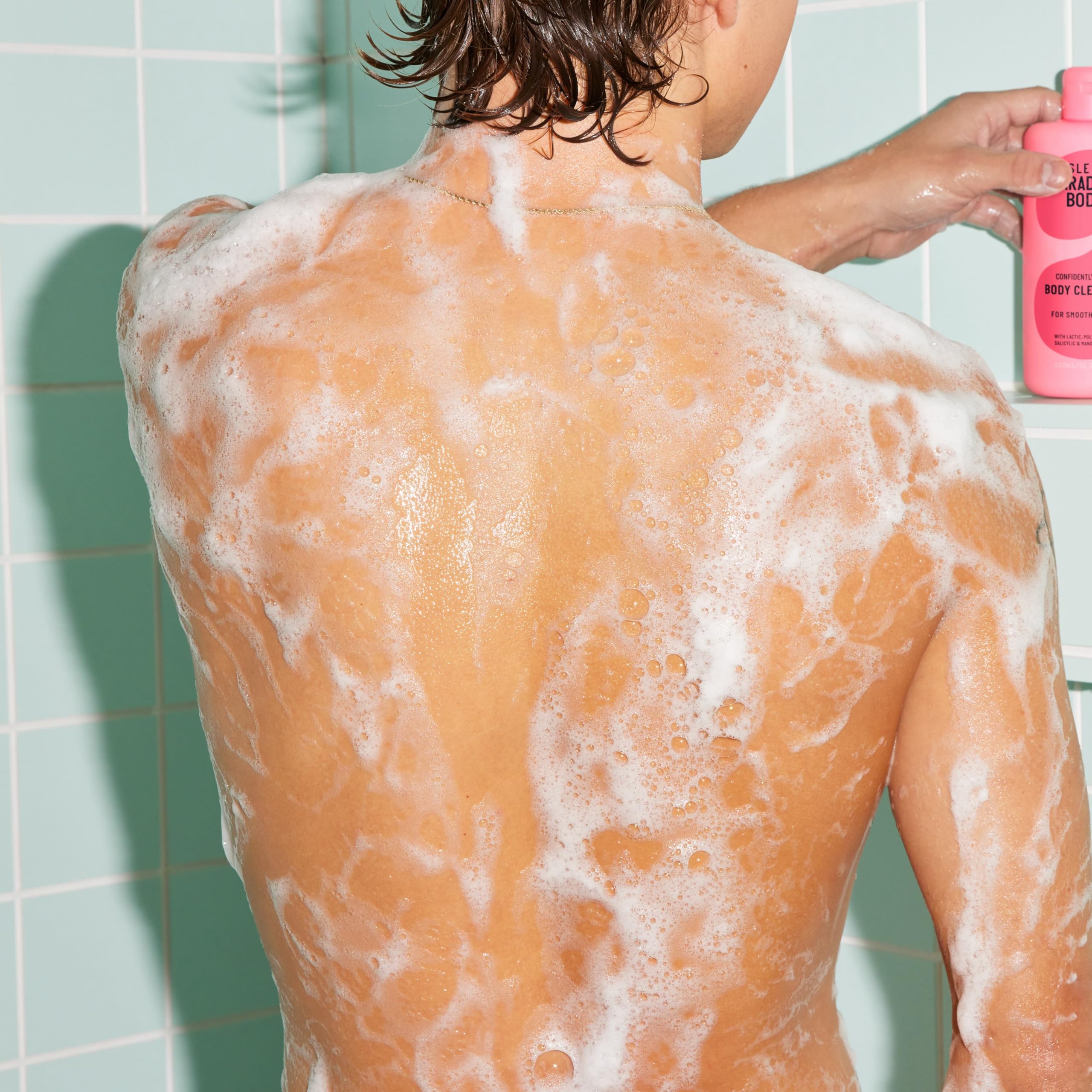Isle of Paradise Confidently Clear lather closeup highlights creamy foam and gentle exfoliation.