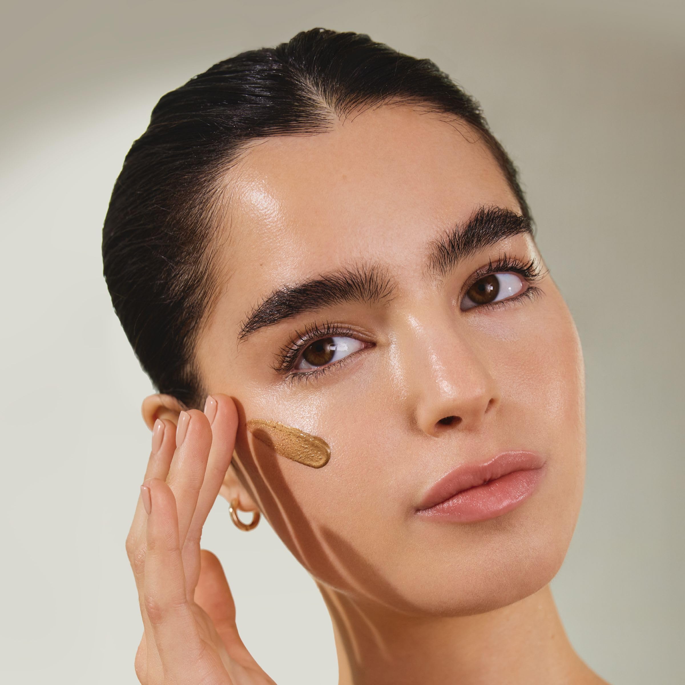 Isle of Paradise Sunny Serum decollete glow to even skin tone.