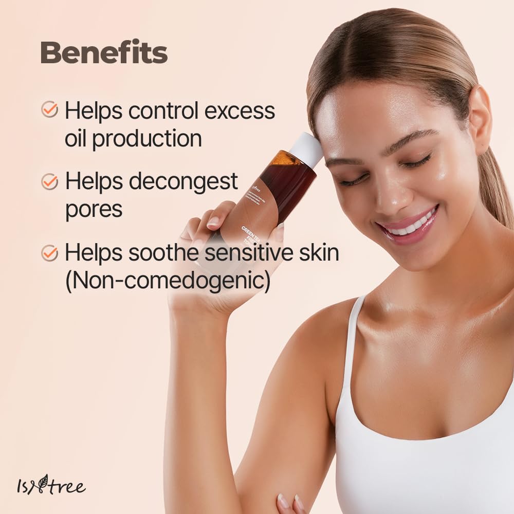 ISNTREE Green Tea Fresh Toner hand application demonstrates quick absorption.