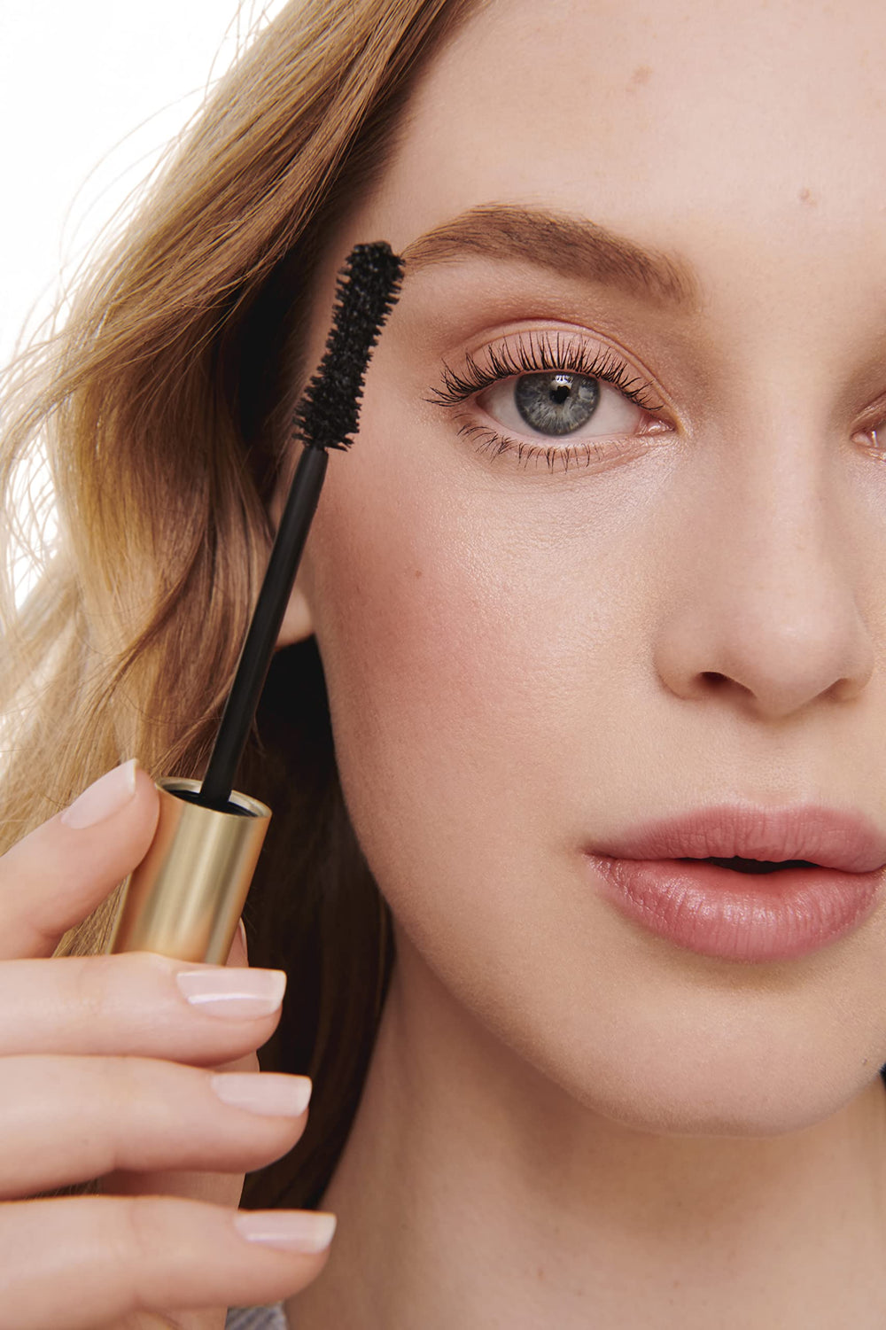 Application in inner and outer corners with Beyond Lash Mascara