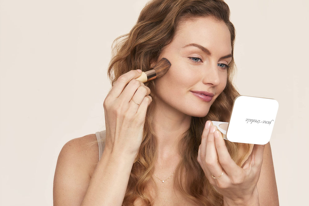 Jane Iredale PurePressed Base contains antioxidants to support skin protection.