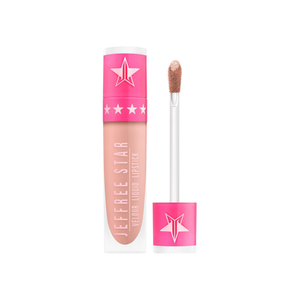 Jeffree Star Velour Lipstick wand applicator enables precise center-to-edge color.
