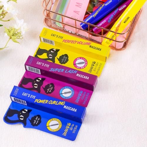 Jigott Cat's Eye Perfect Volume lashes after application closeup