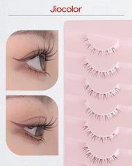 Jiocolor 3D natural volume lashes create a softly contoured lash line.