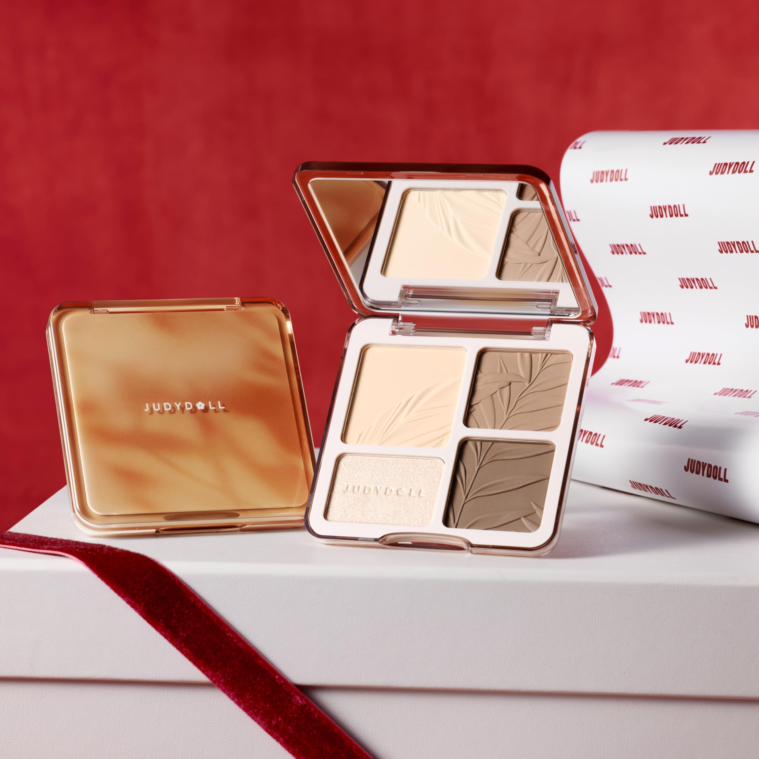 On-the-go use of the JUDYDOLL palette for quick beauty touch-ups.