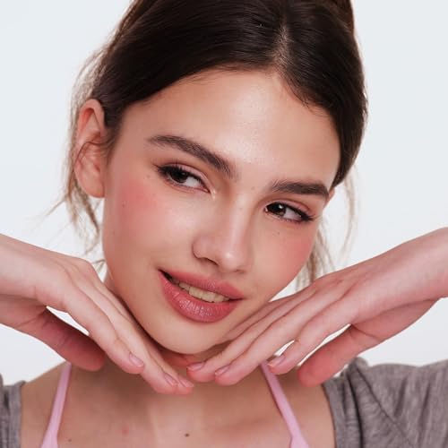 JUDYDOLL Lip line blurring effect reduces visible texture with matte color.