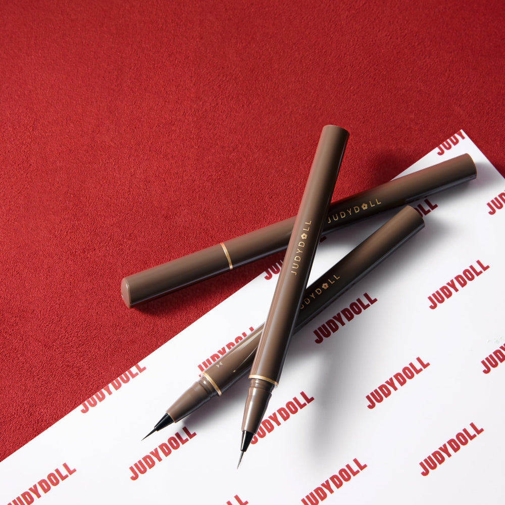 JUDYDOLL Ultra-Fine Eyeliner smudge-proof finish on eye