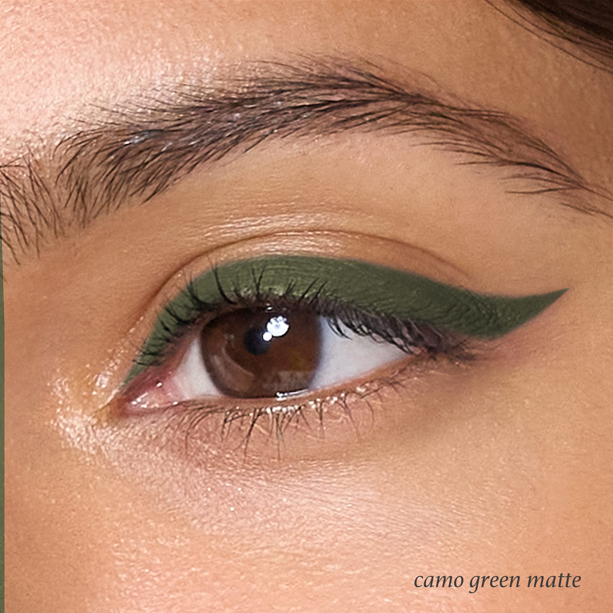 Julep When Pencil Met Gel on eyelid demonstrates smooth application