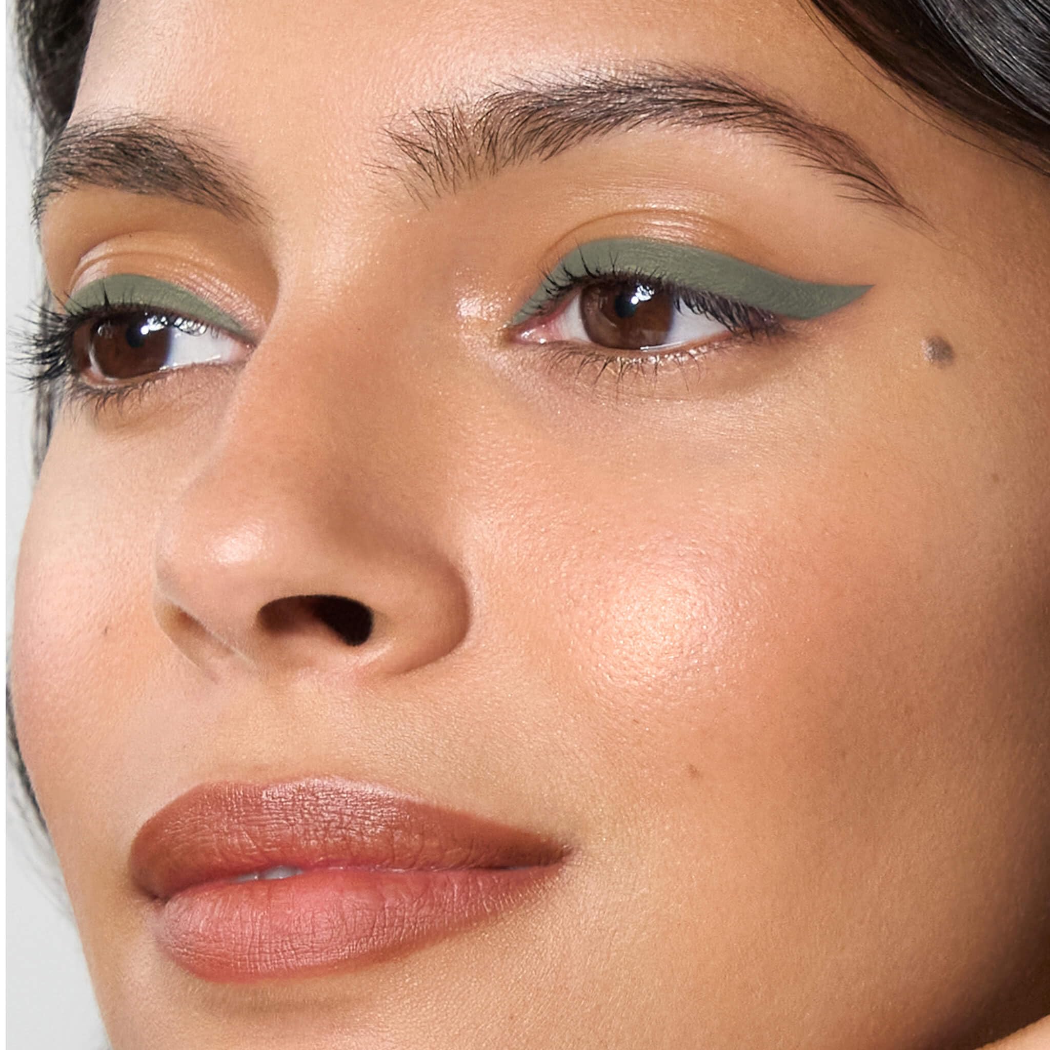 Julep When Pencil Met Gel Seaglass Green transfer-proof formula in action