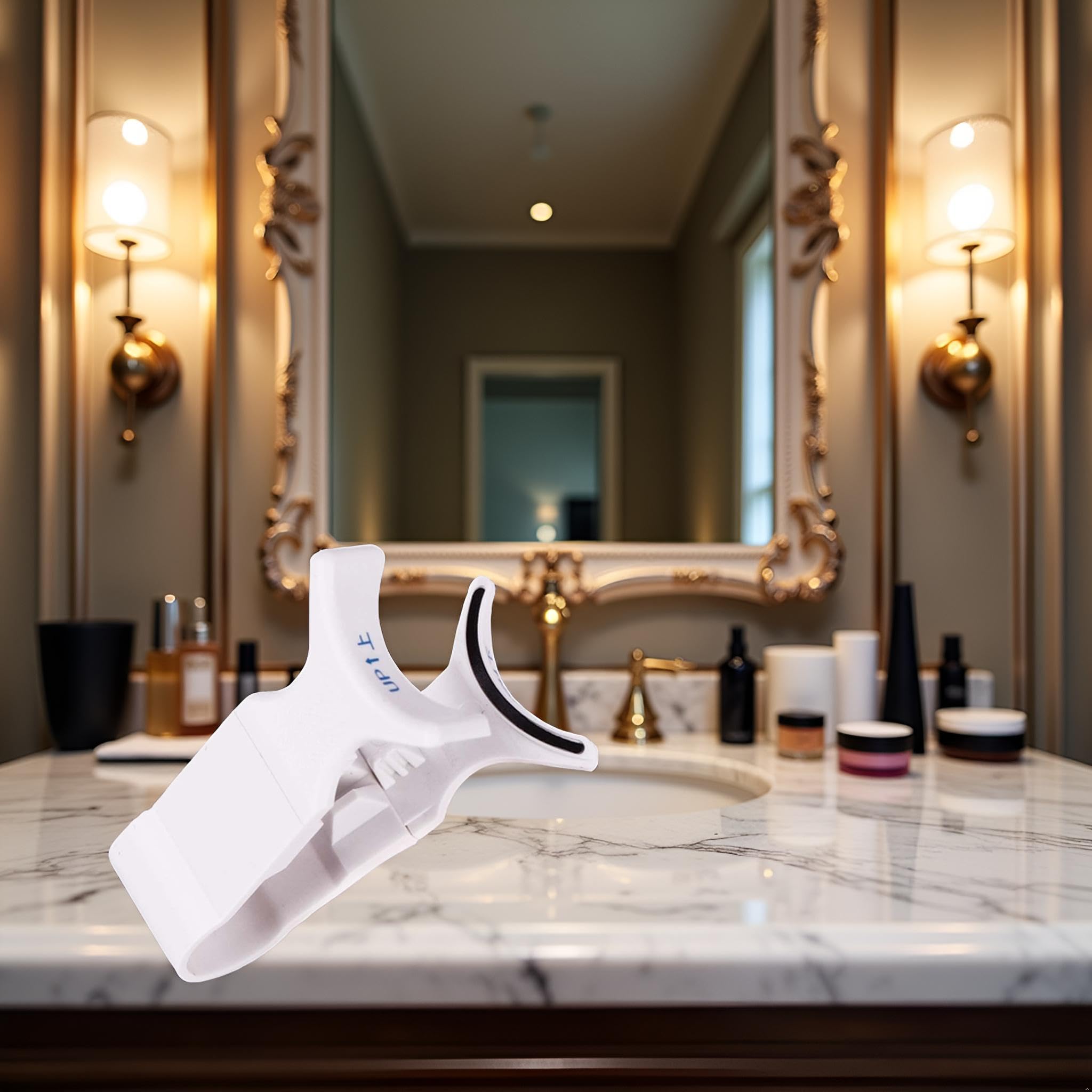 Junfamilee clip system demonstrates quick lash attachment during travel.