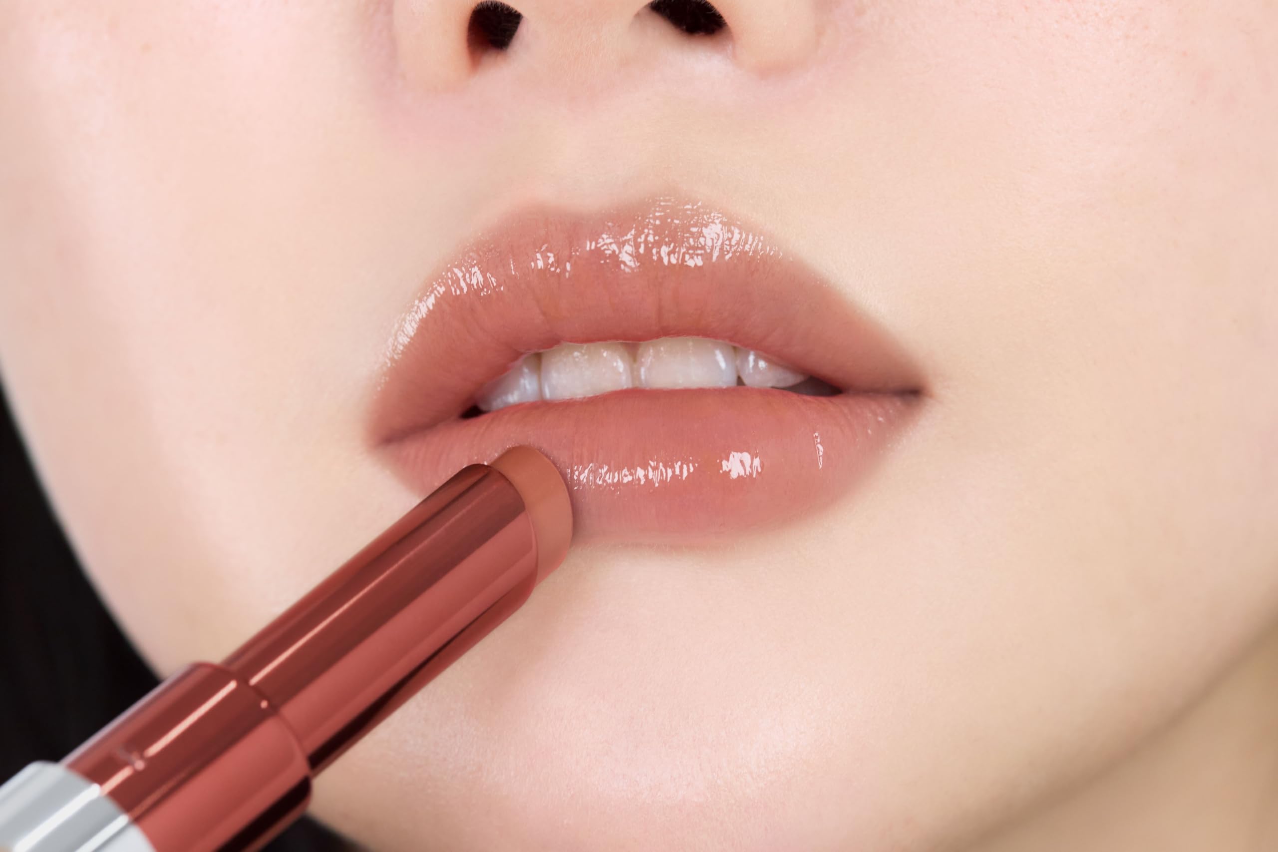 Jung Saem Mool slim 11-3mm lipstick helps precise lip line and gradient