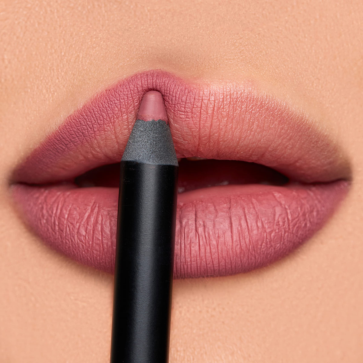 K7L Dark Pink Lipliner Buff outlines lips for precise definition and clean edges.