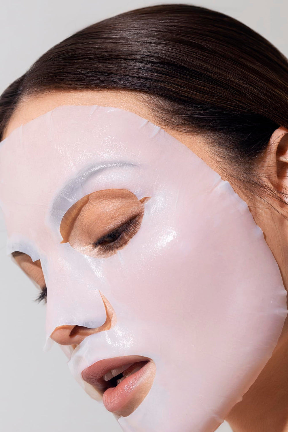 Karuna Skin moisturizing sheet mask promotes hydration and comfort for dry skin.