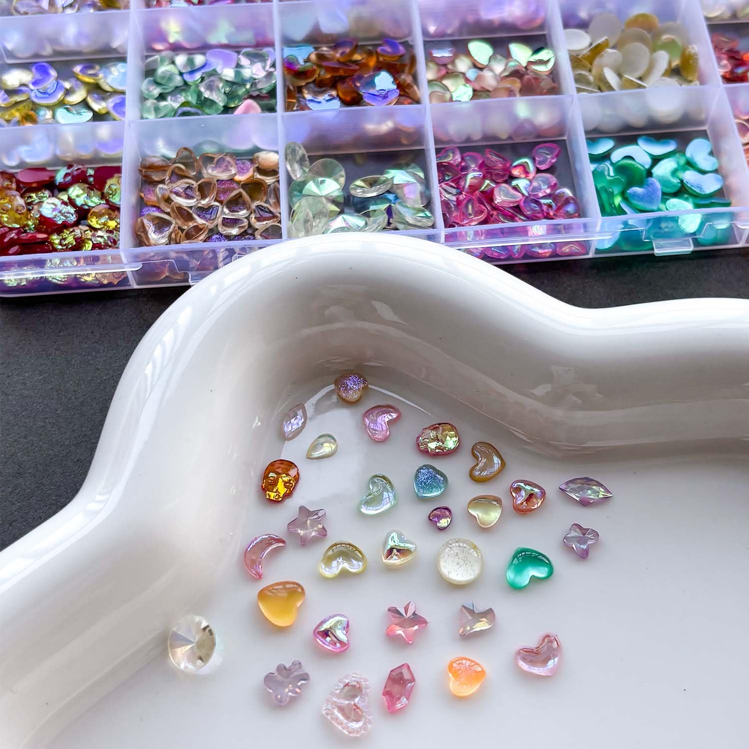 KASOICRA easy-to-apply heart charms on natural and artificial nails.