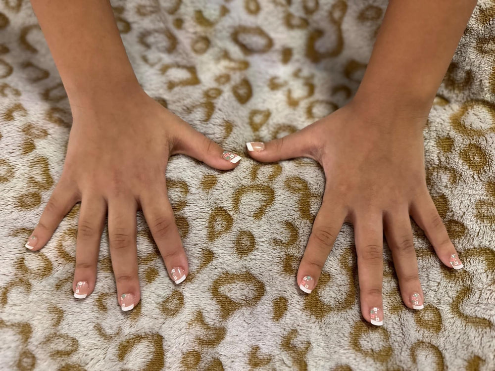 Kawyehu Kids Press-On Nails flower French pattern offers playful decoration for little girls.