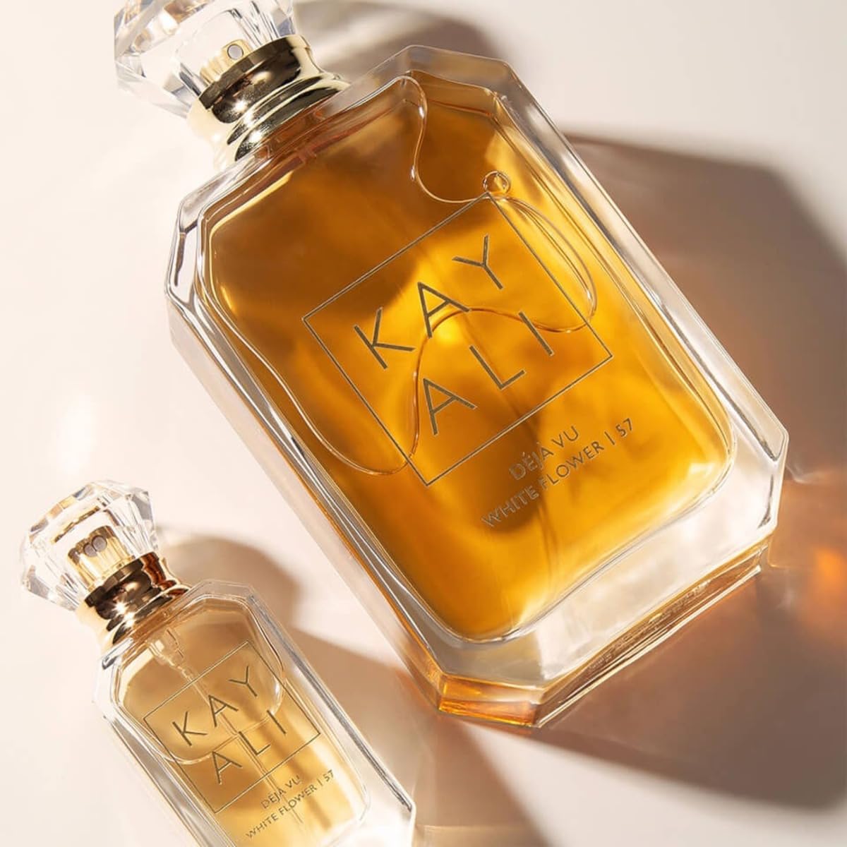 Kayali Deja Vu White Flower 57 liquid pour demonstrates precise dispensing