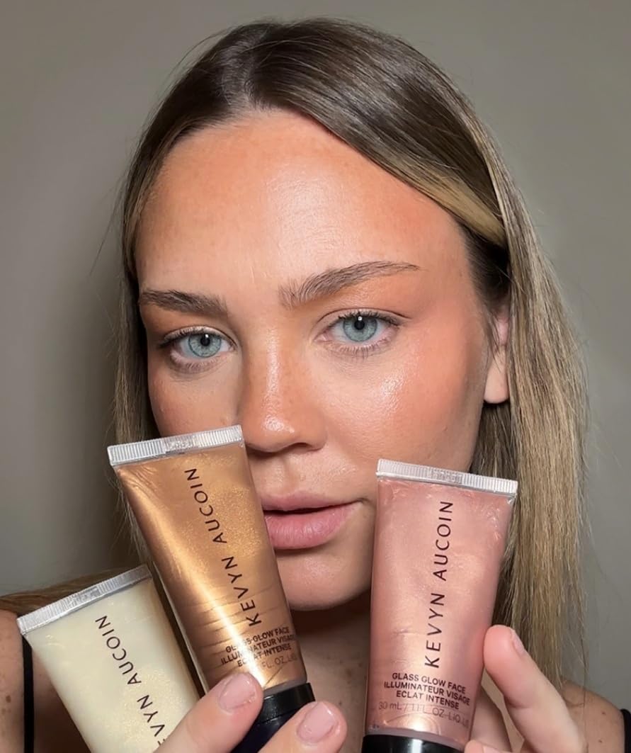 Kevyn Aucoin Glass Glow on the body provides radiant, dewy highlights.
