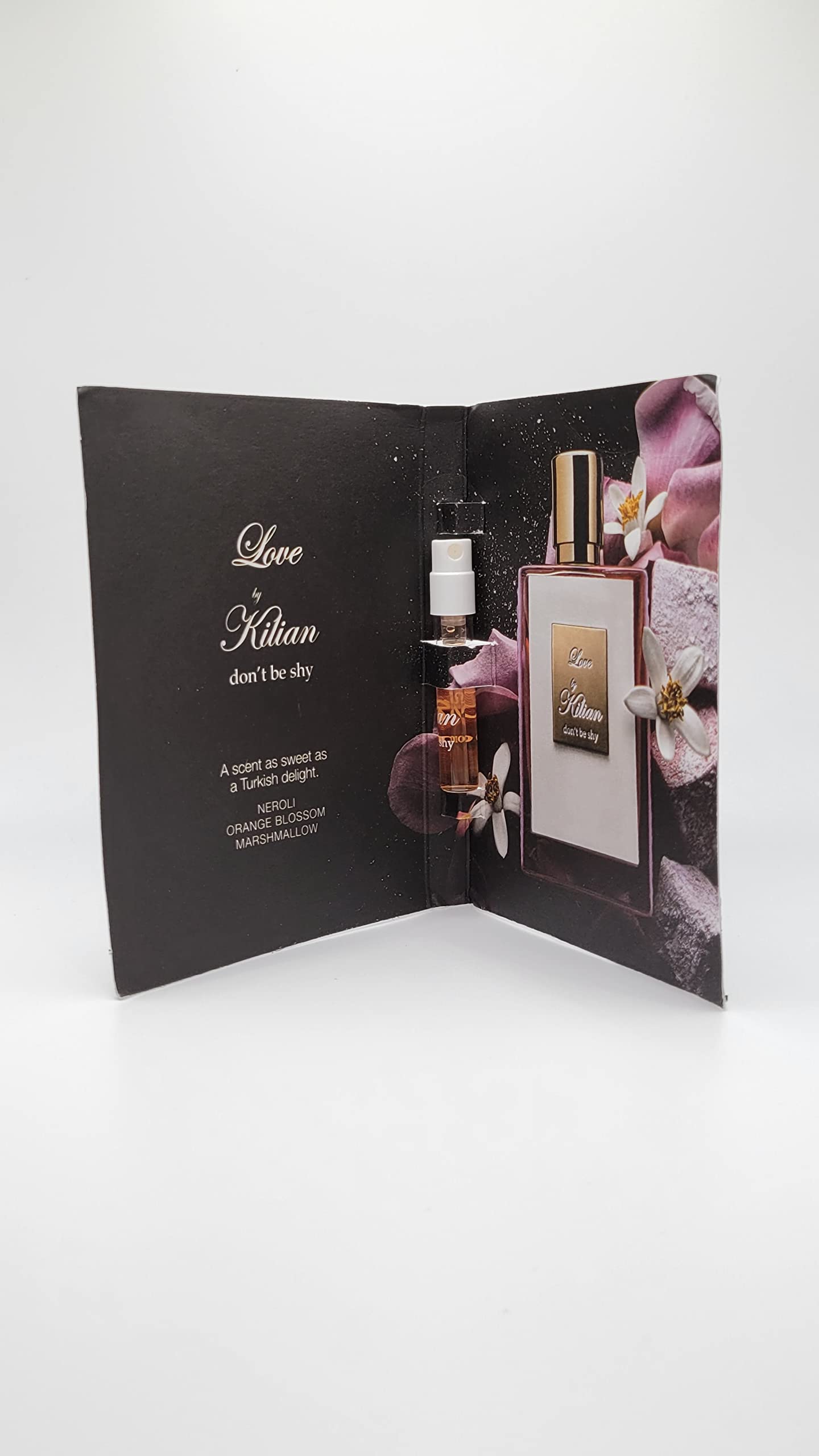 Kilian Love Don’t Be Shy close-up bottle cap detail for fragrance appreciation.