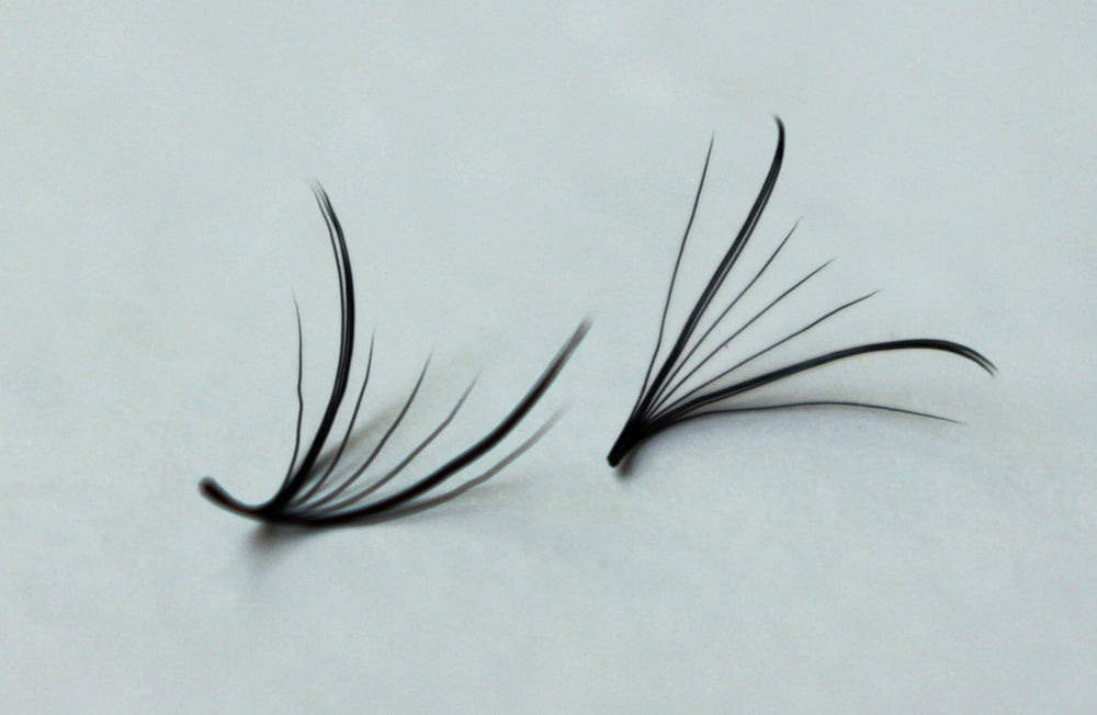 Kimeyelashes Double Spikes promade fans offer lush volume and reliable curl.