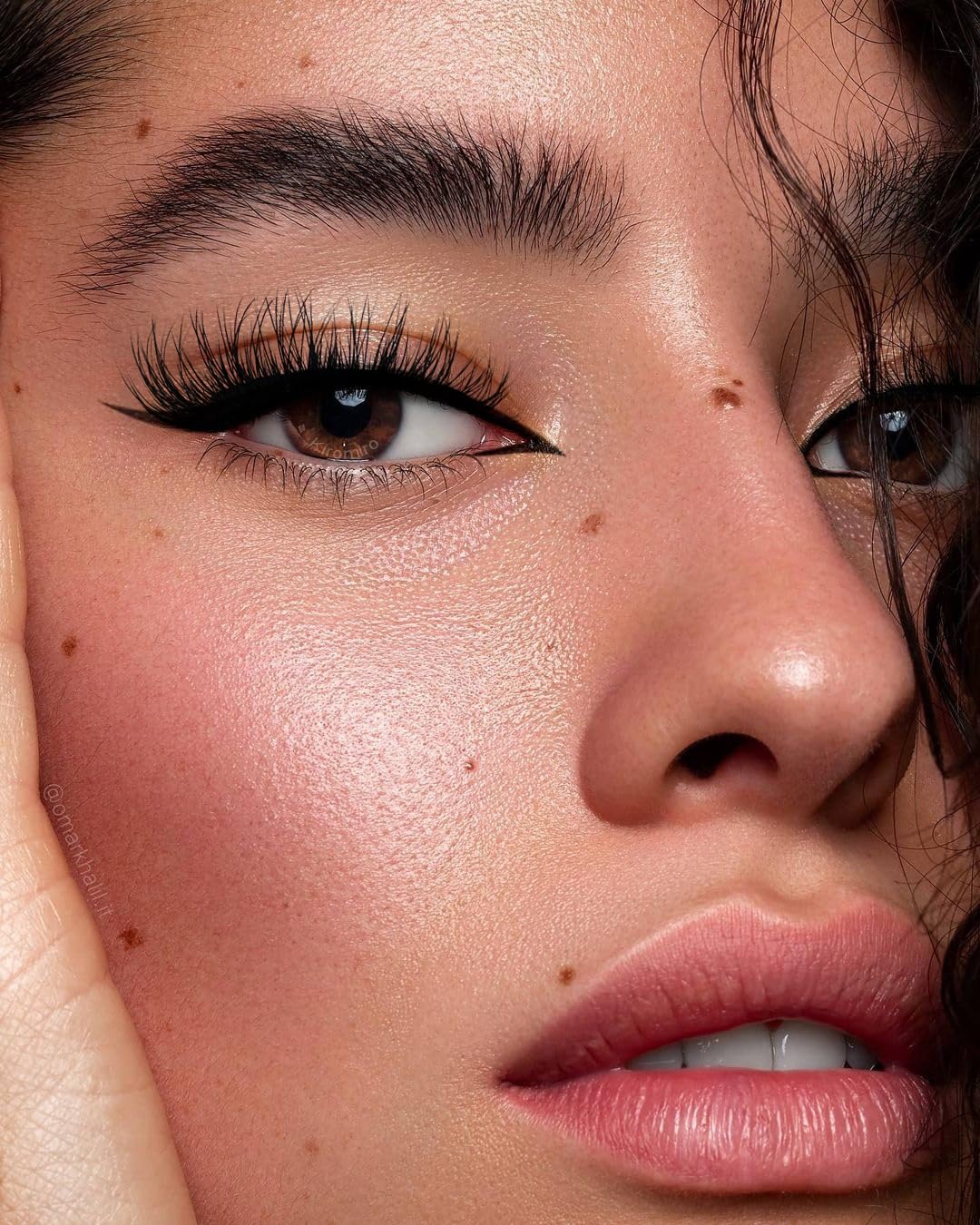 Kiromiro wispy cat-eye lashes highlight outer corners for enhanced eye definition.