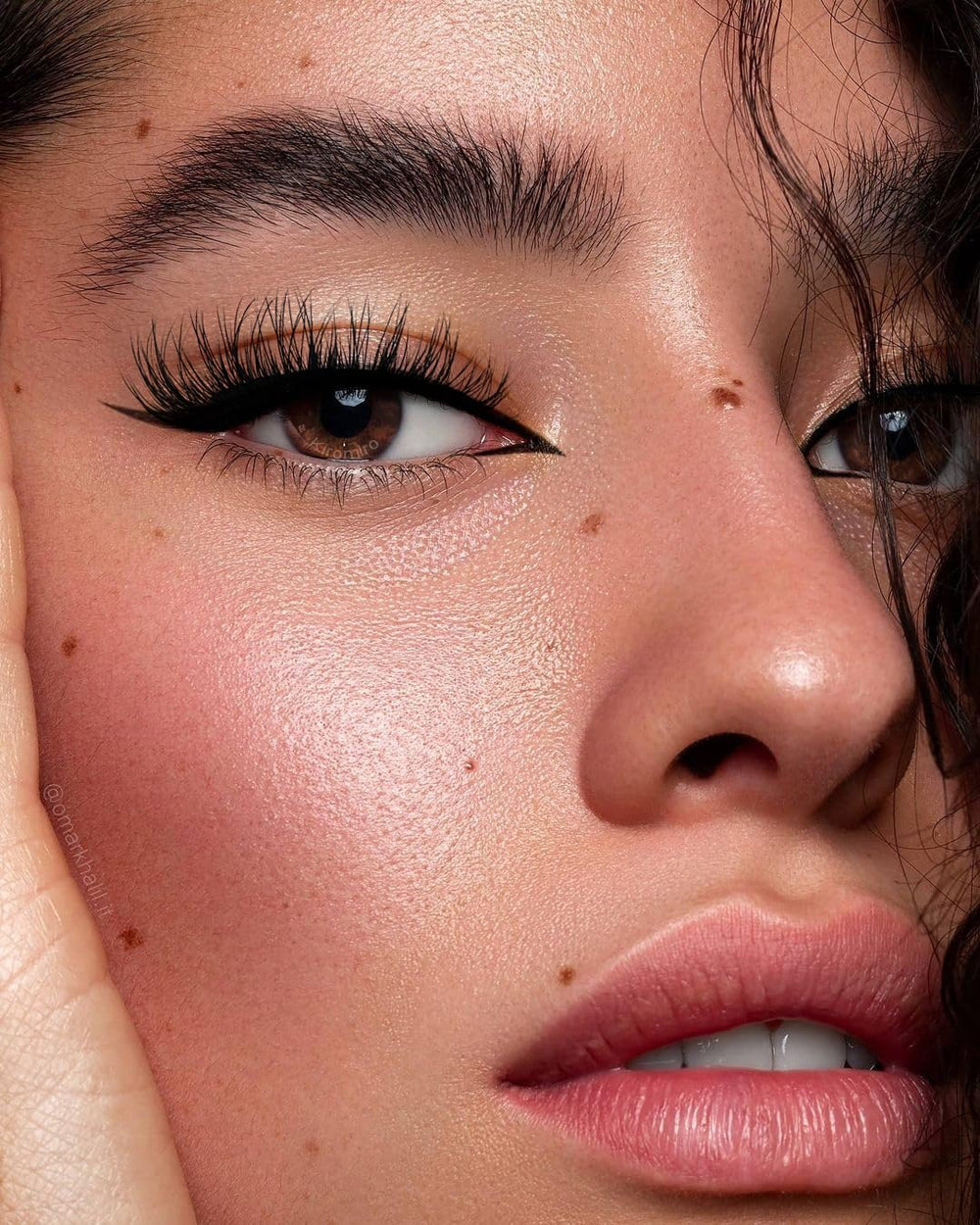 Kiromiro wispy cat-eye lashes highlight outer corners for enhanced eye definition.