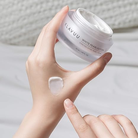 KLAVUU Pearlsation seaweed and chlorella complex soothes the delicate eye area.