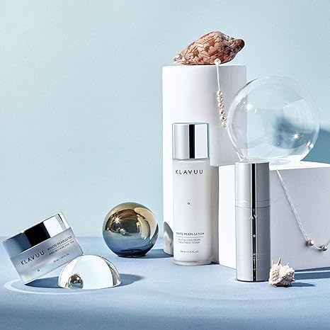 KLAVUU Pearlsation under-eye area with targeted application reduces signs of fatigue.