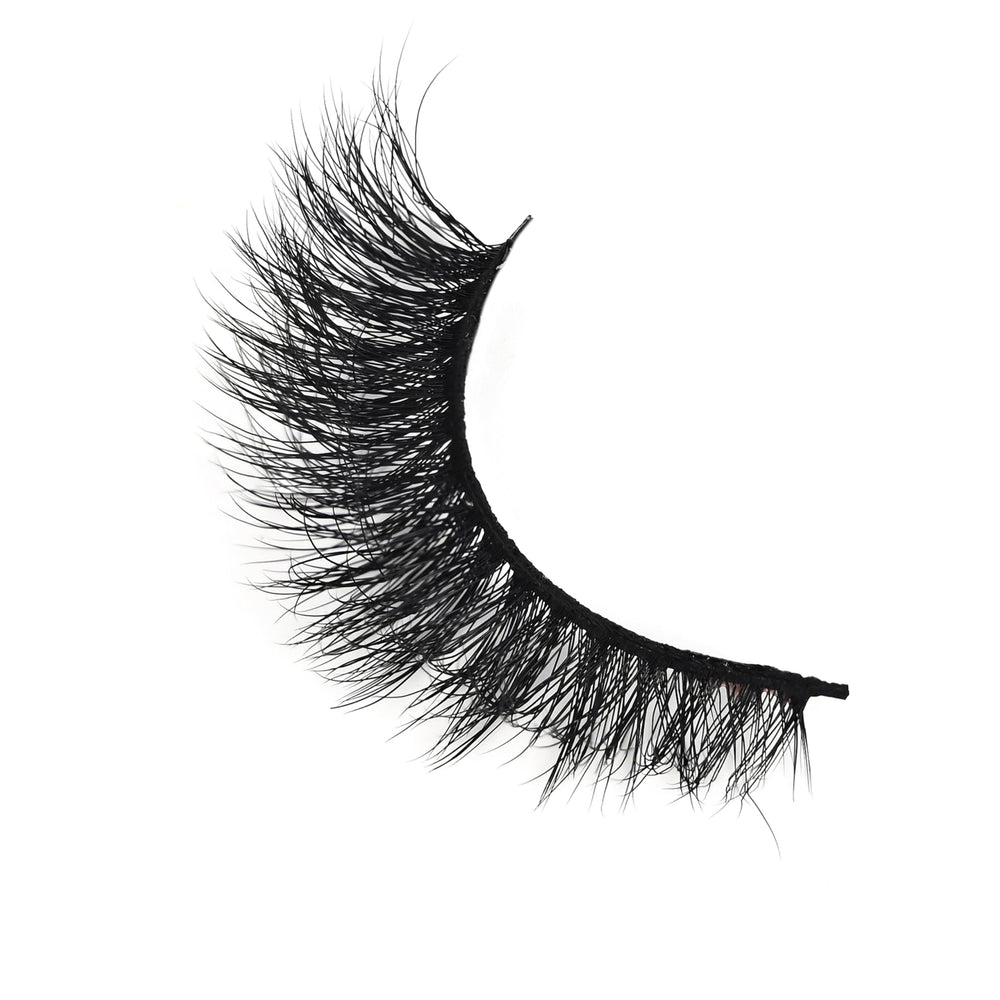 Kmilro wispy lashes with transparent band for comfortable all-day wear