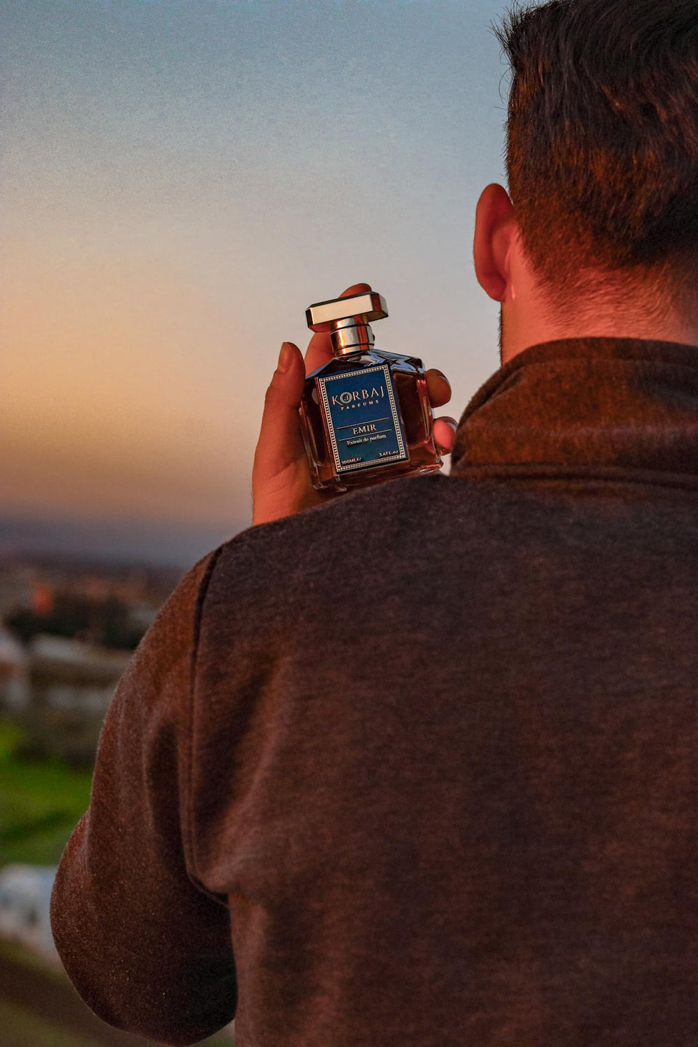 Emir base notes of white musk, vanilla, and amber create a warm, lasting finish.