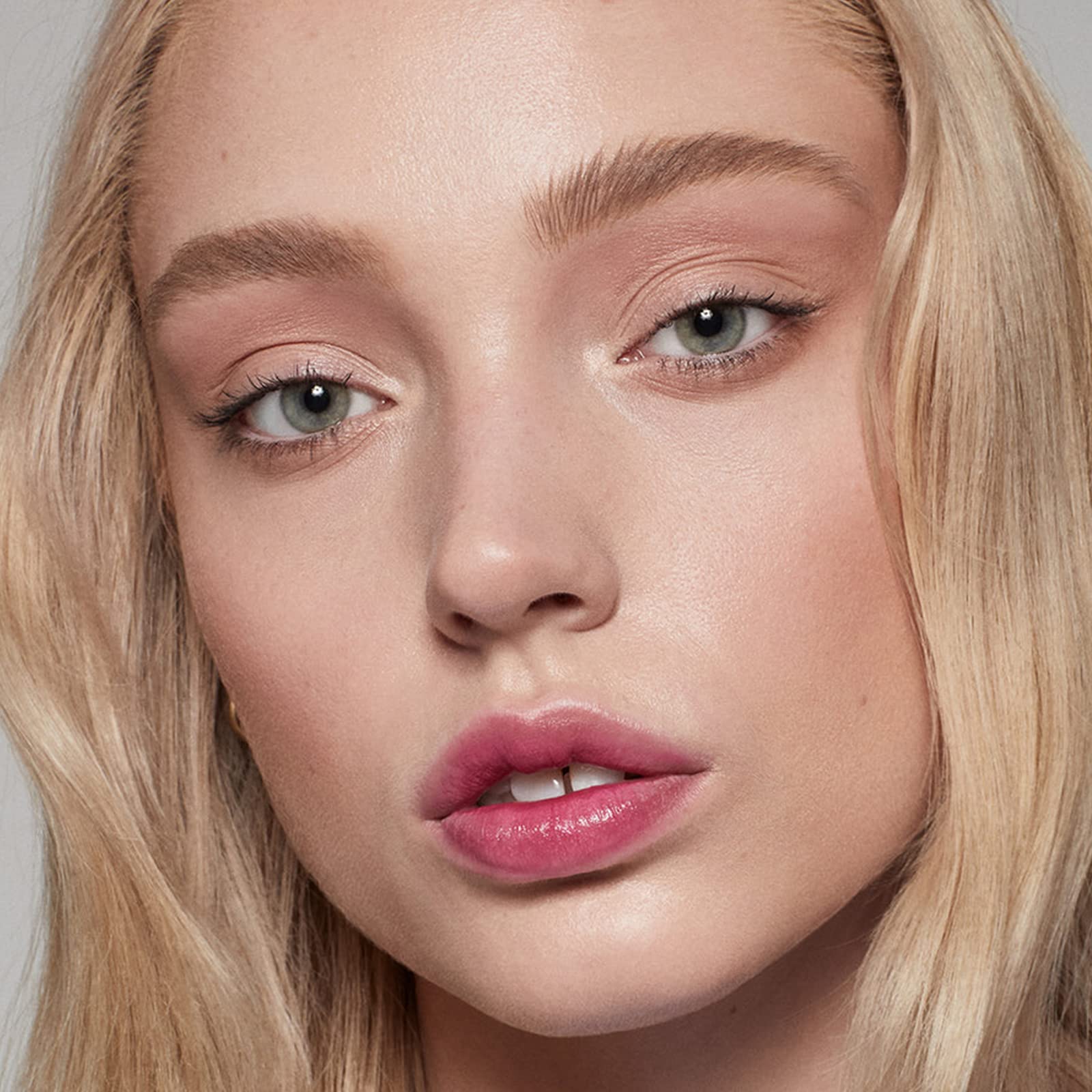 Kosas Brow Pop longwear finish resists smudging, fading, and transferring.