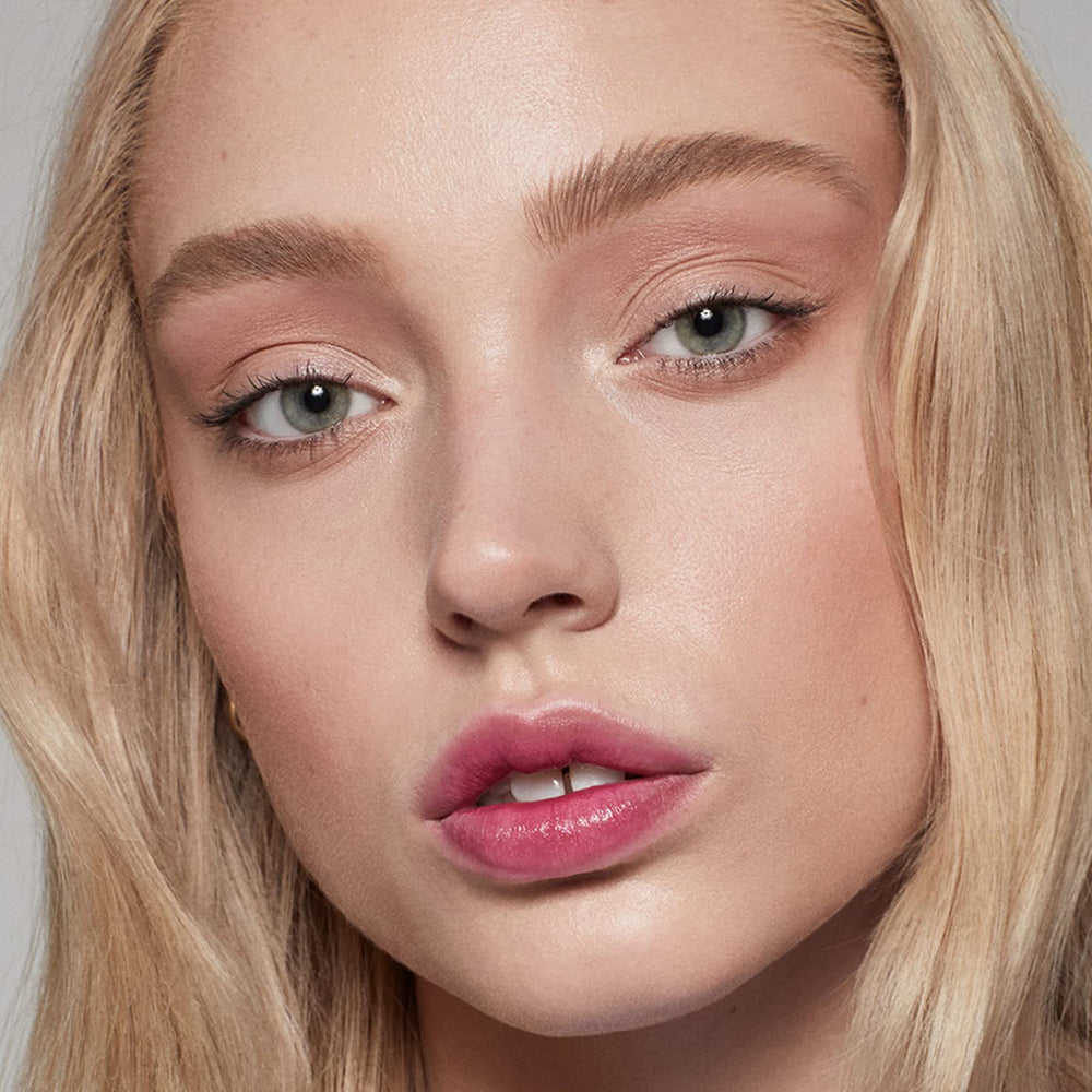 Kosas Brow Pop longwear finish resists smudging, fading, and transferring.