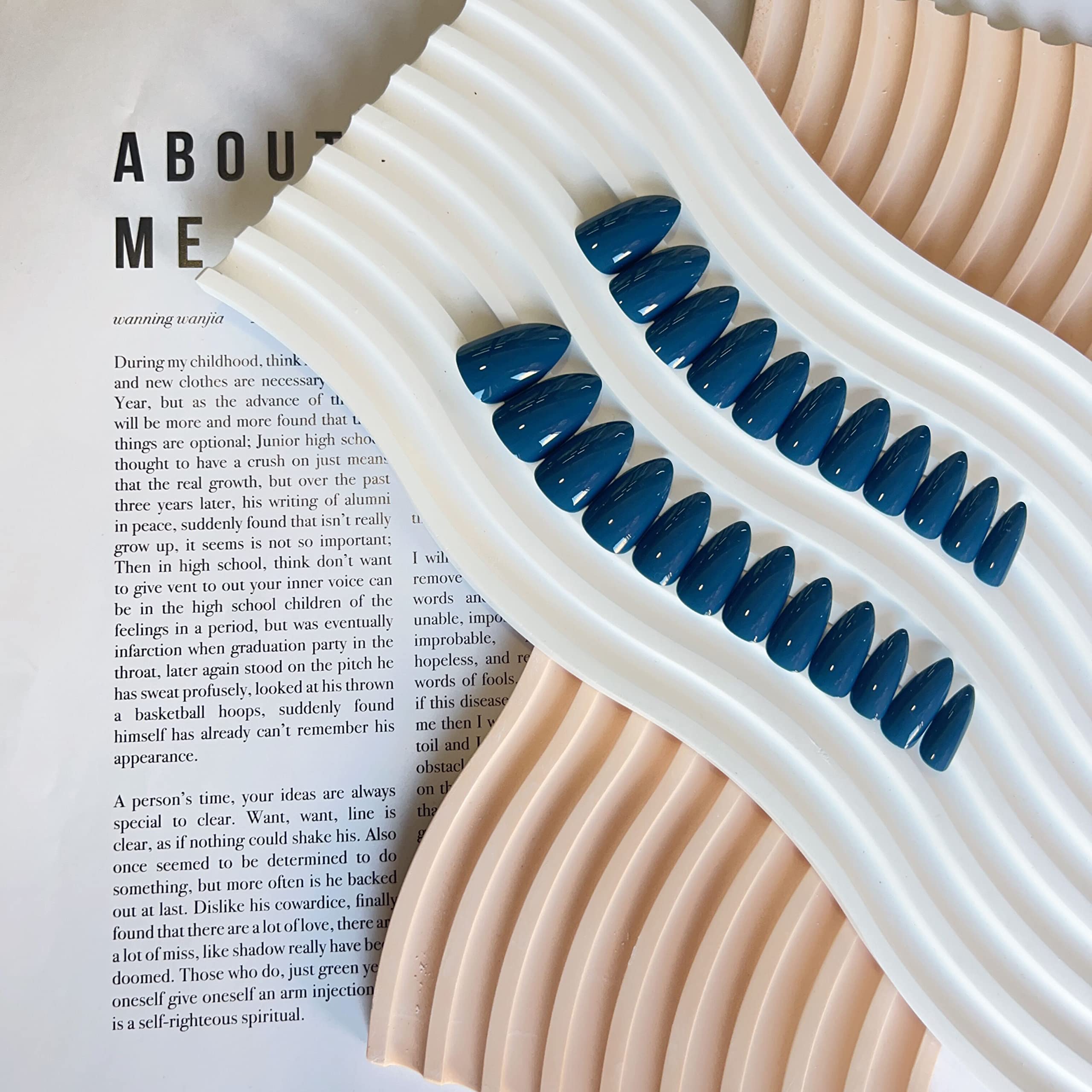 KQueenest glossy deep blue nails for reusable, salon-like results at home.