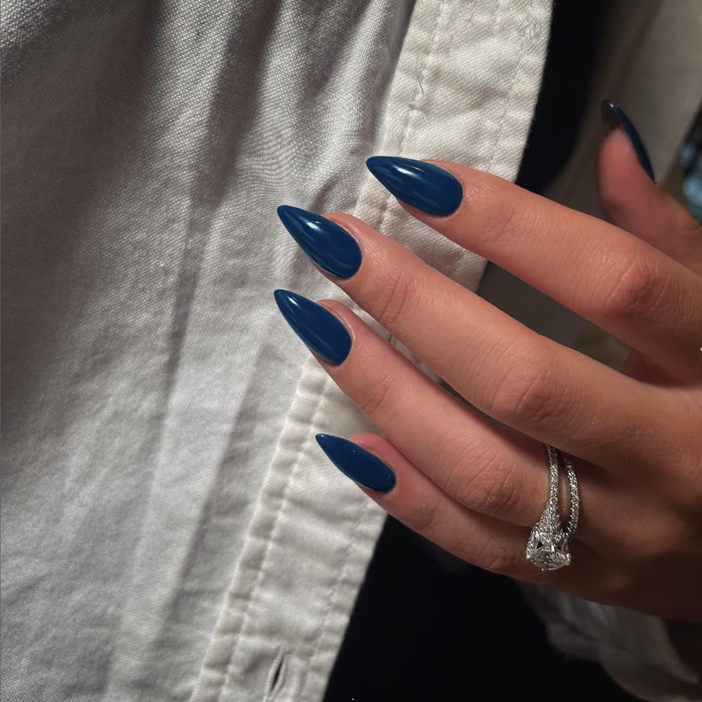 KQueenest Deep Blue nails show easy application with a natural, slim fit.