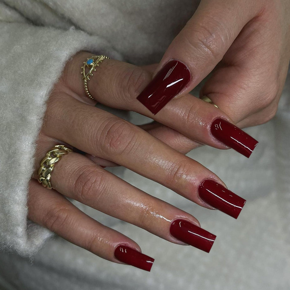 KQueenest gel glue and dark red press-on nails display for quick at-home manicures.