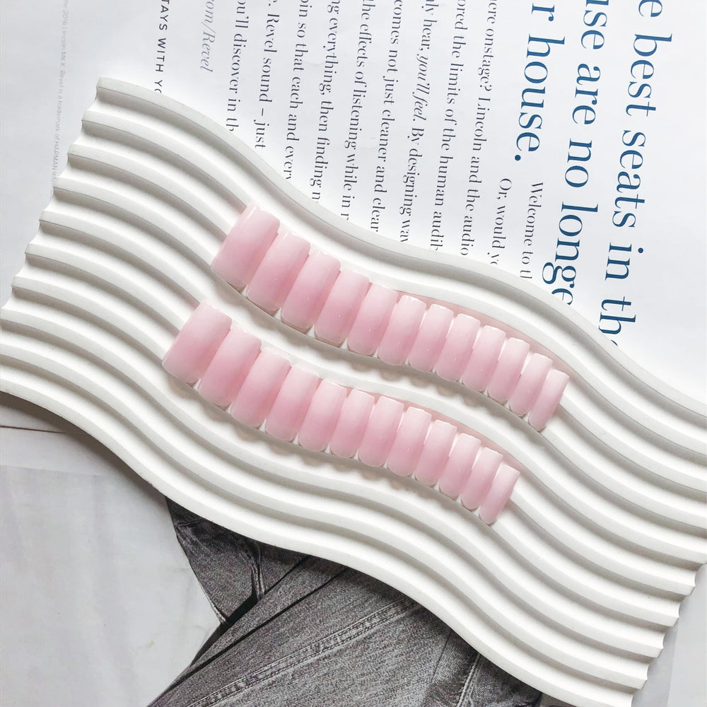 KQueenest gel press-ons in a durable finish for long-lasting wear.