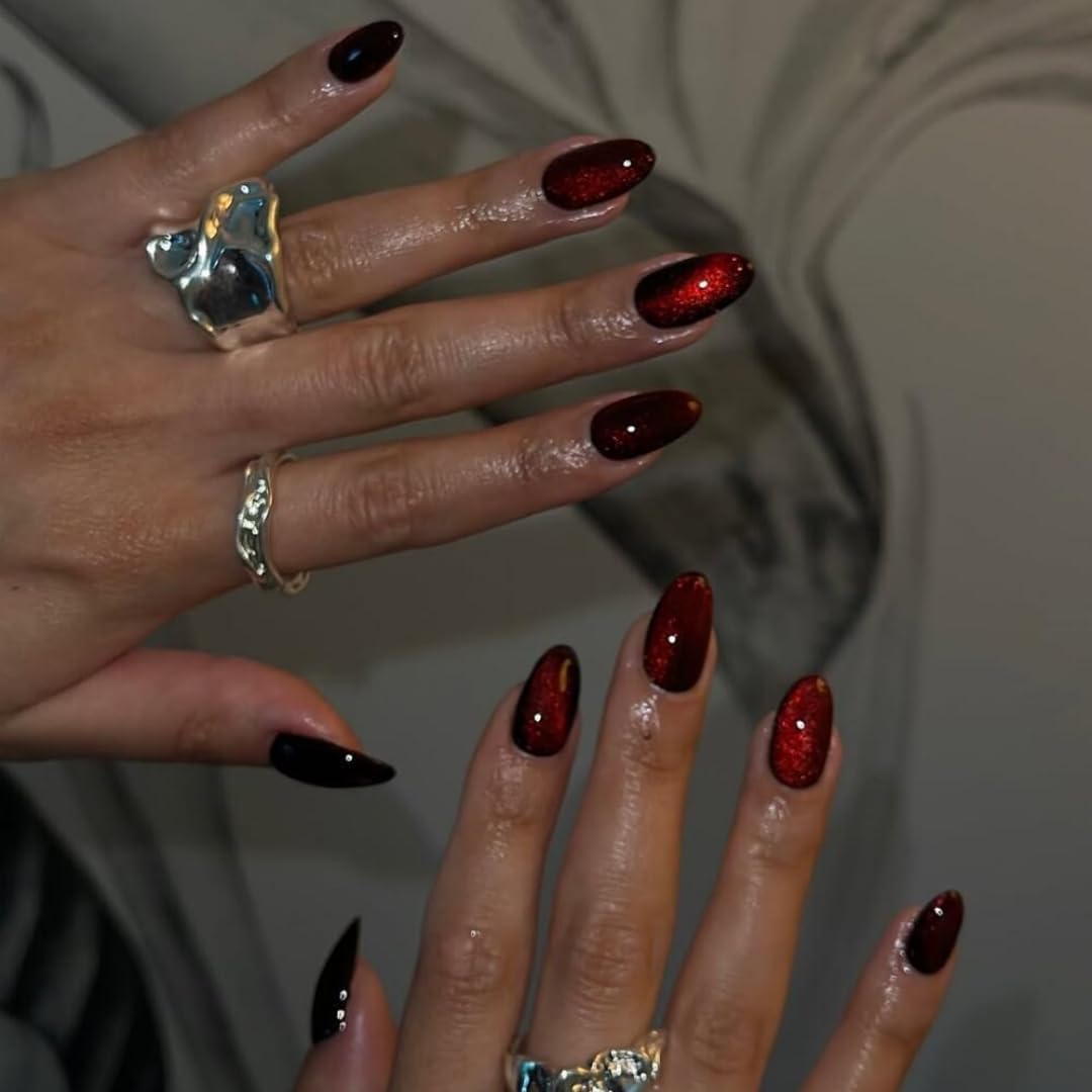 KQueenest short oval press on nails design closeup.
