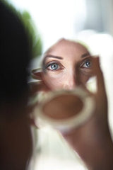 La Bella Donna reduces redness and swelling on acne-prone skin.