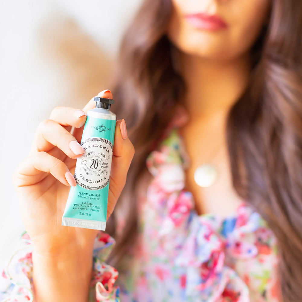 La Chatelaine cruelty-free and paraben-free badge reinforces clean beauty.