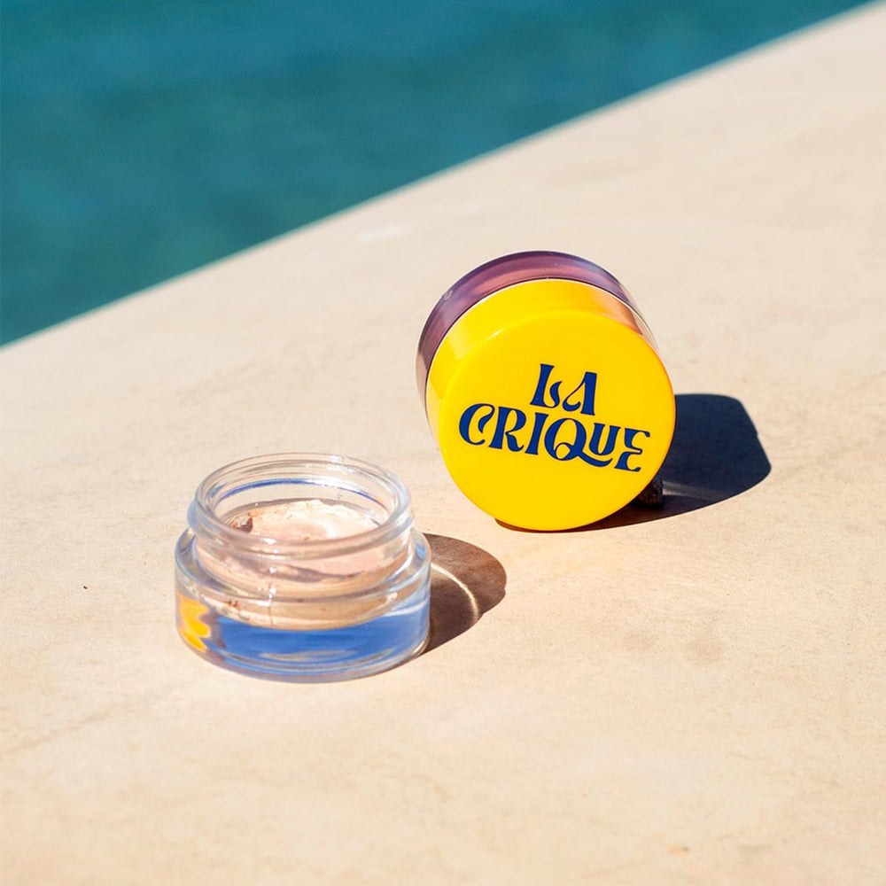 LA CRIQUE blending with fingers for easy, seamless application.