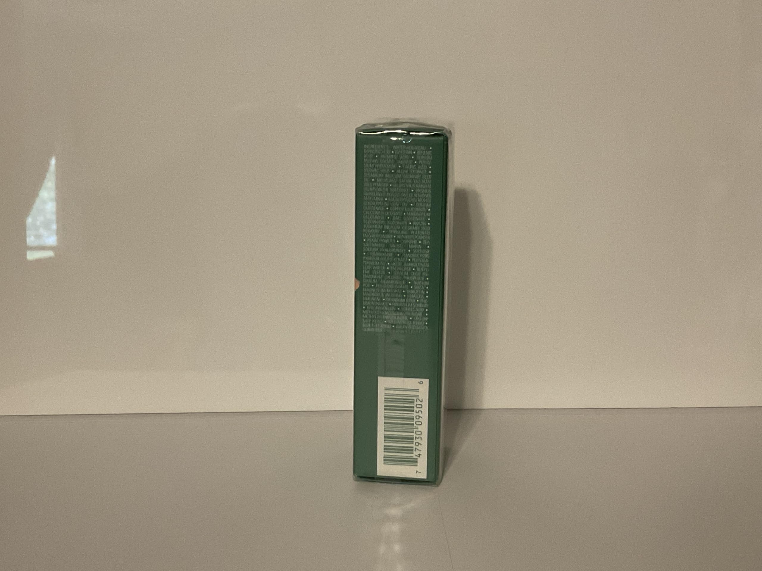 La Mer Cleansing Foam packaging front highlighting luxury skincare on travel.
